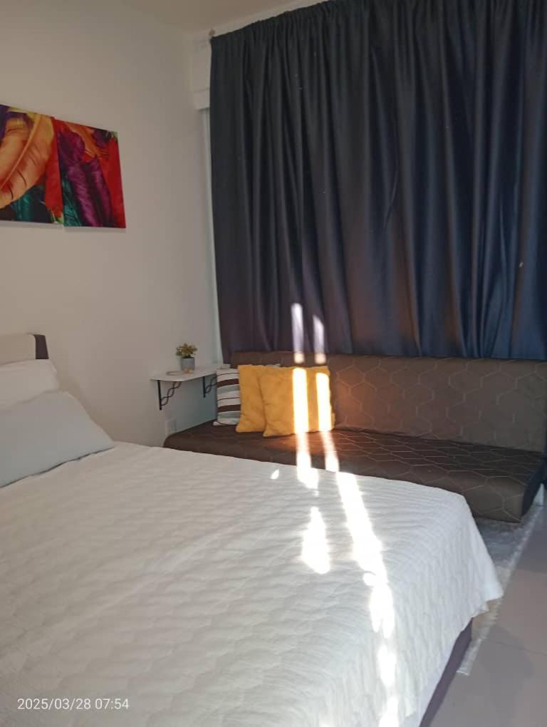 Pinay Home- The Shore Apartment